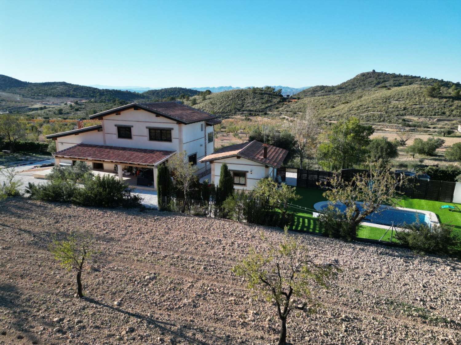 PŘIPRAVENO K NASTĚHOVÁNÍ – Útulná vila plná charakteru s přístavbou pro hosty, bazénem a nádherným výhledem na hory