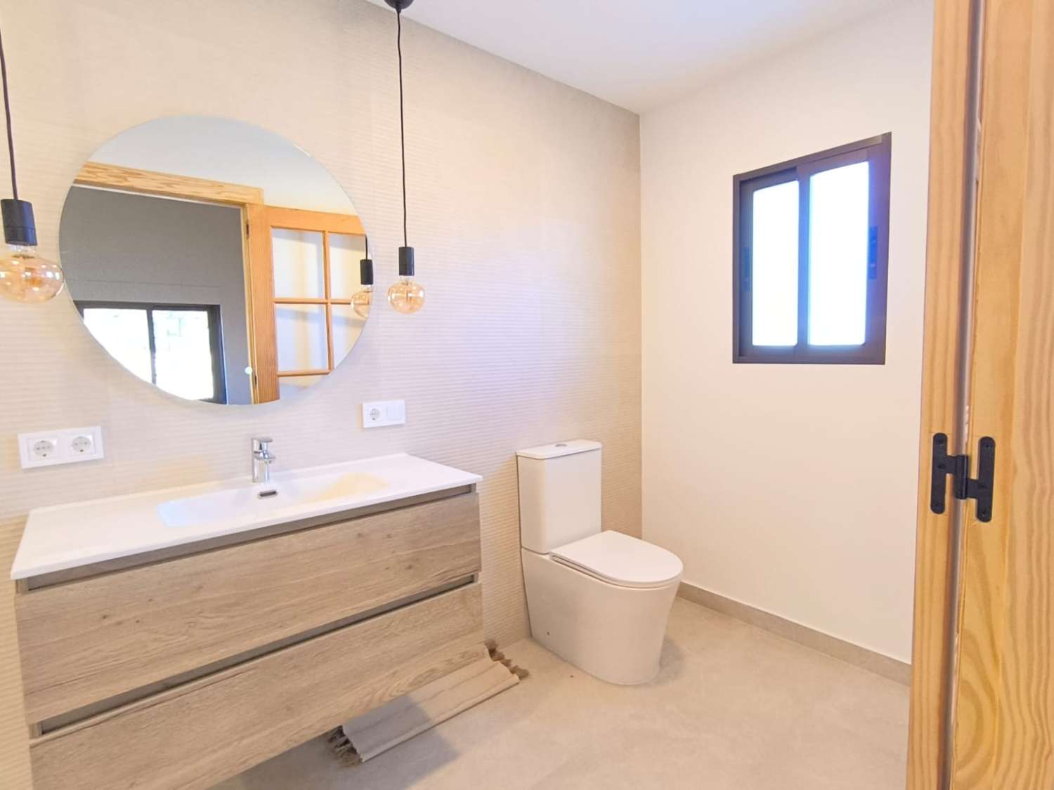 PŘIPRAVENO K NASTĚHOVÁNÍ – Útulná vila plná charakteru s přístavbou pro hosty, bazénem a nádherným výhledem na hory