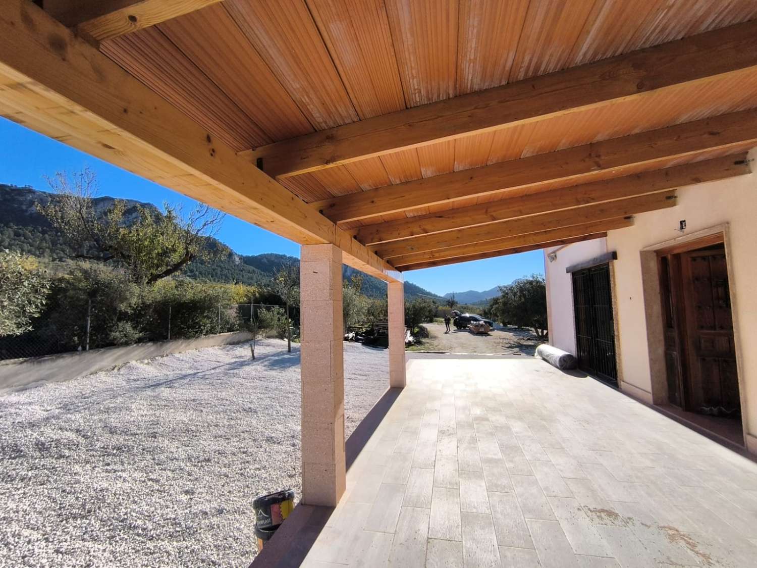 PŘIPRAVENO K NASTĚHOVÁNÍ – Útulná vila plná charakteru s přístavbou pro hosty, bazénem a nádherným výhledem na hory