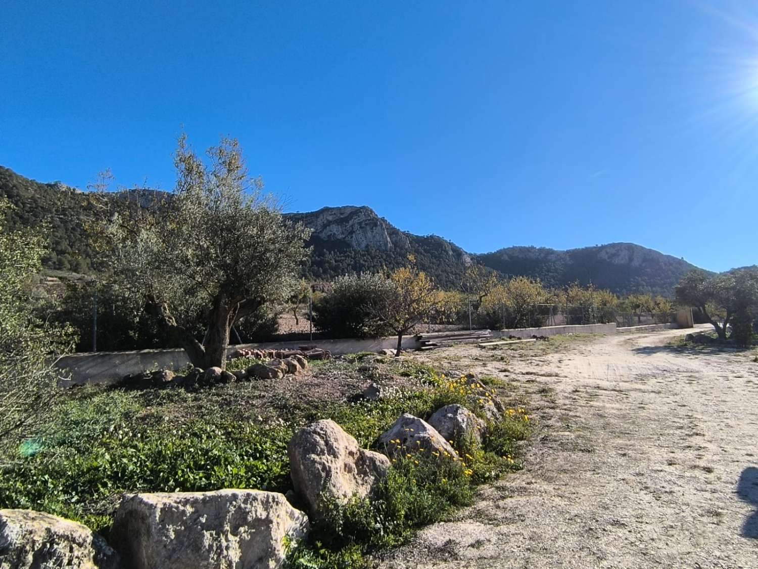 PŘIPRAVENO K NASTĚHOVÁNÍ – Útulná vila plná charakteru s přístavbou pro hosty, bazénem a nádherným výhledem na hory