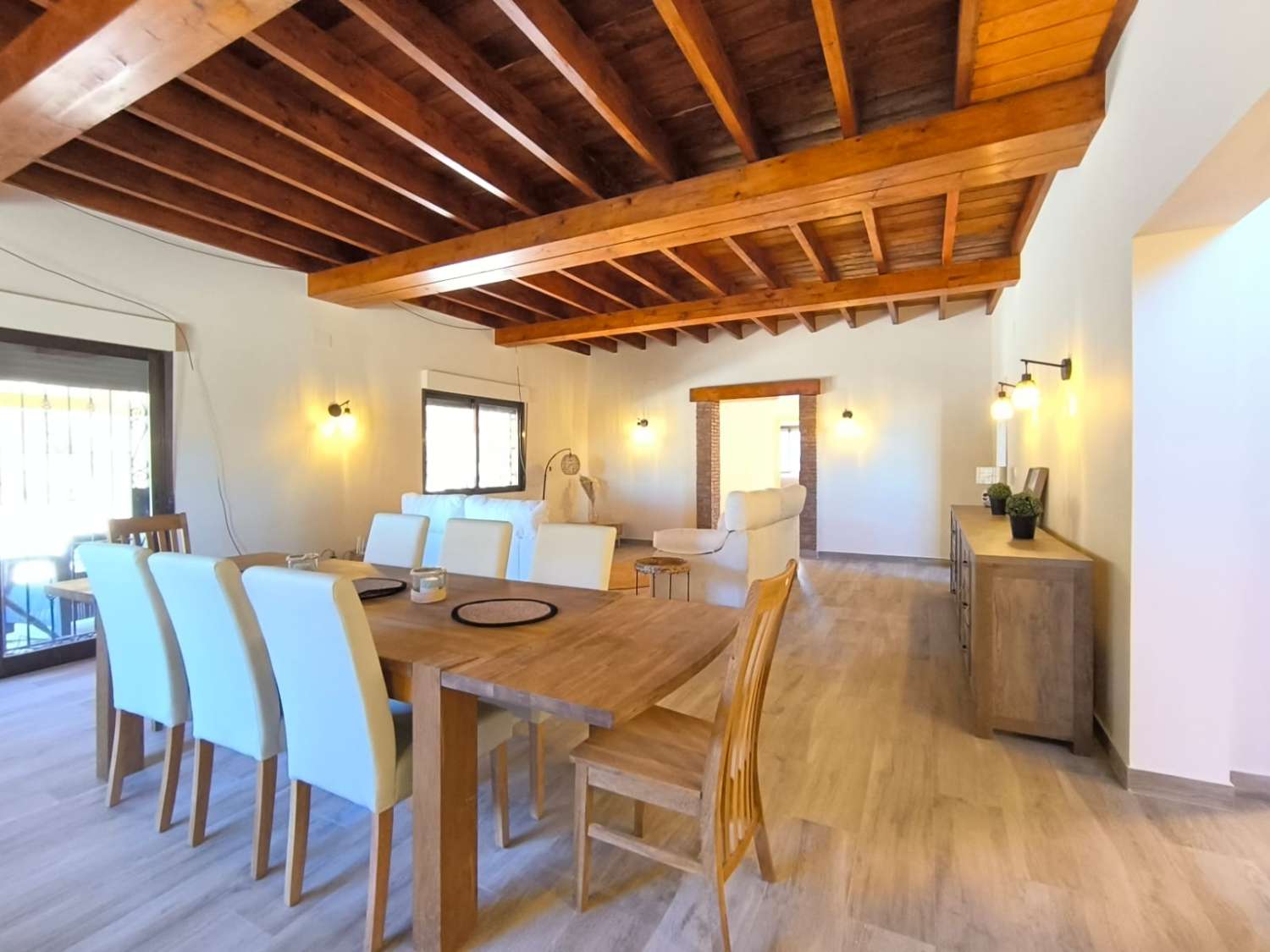 PŘIPRAVENO K NASTĚHOVÁNÍ – Útulná vila plná charakteru s přístavbou pro hosty, bazénem a nádherným výhledem na hory