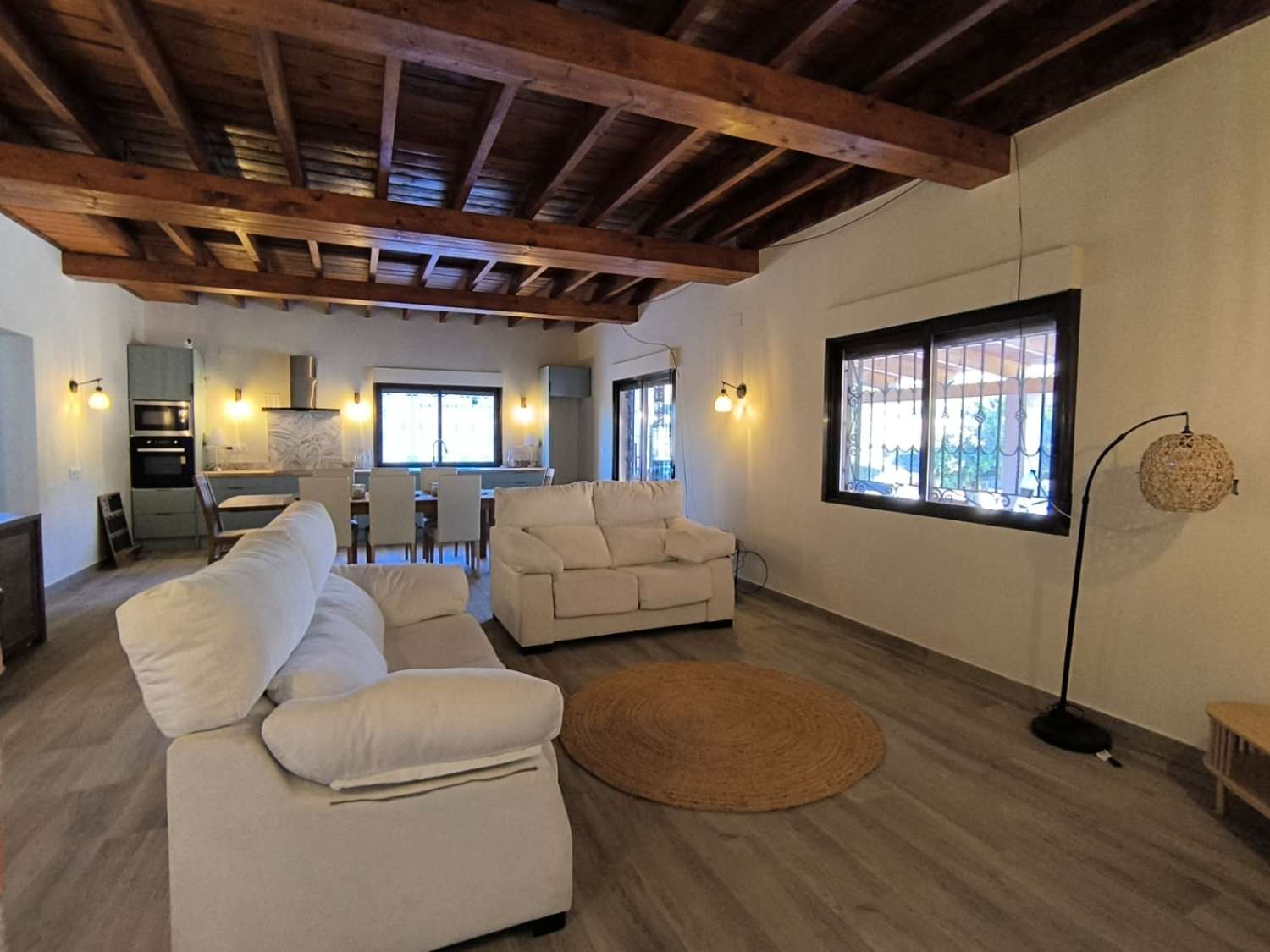 PŘIPRAVENO K NASTĚHOVÁNÍ – Útulná vila plná charakteru s přístavbou pro hosty, bazénem a nádherným výhledem na hory