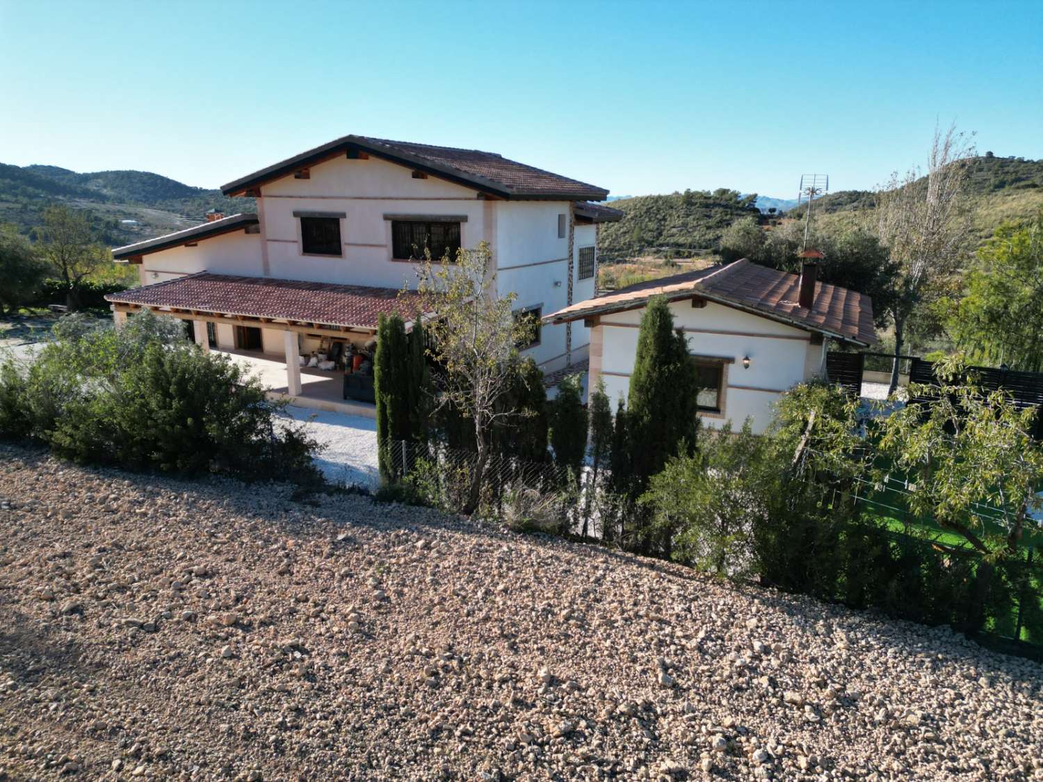 PŘIPRAVENO K NASTĚHOVÁNÍ – Útulná vila plná charakteru s přístavbou pro hosty, bazénem a nádherným výhledem na hory