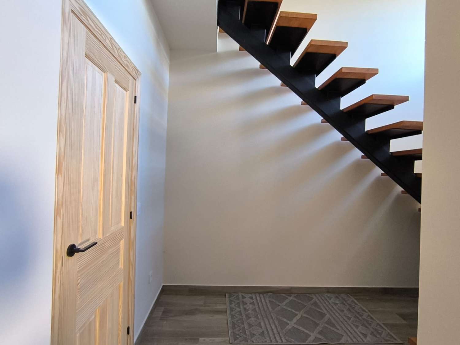 PŘIPRAVENO K NASTĚHOVÁNÍ – Útulná vila plná charakteru s přístavbou pro hosty, bazénem a nádherným výhledem na hory