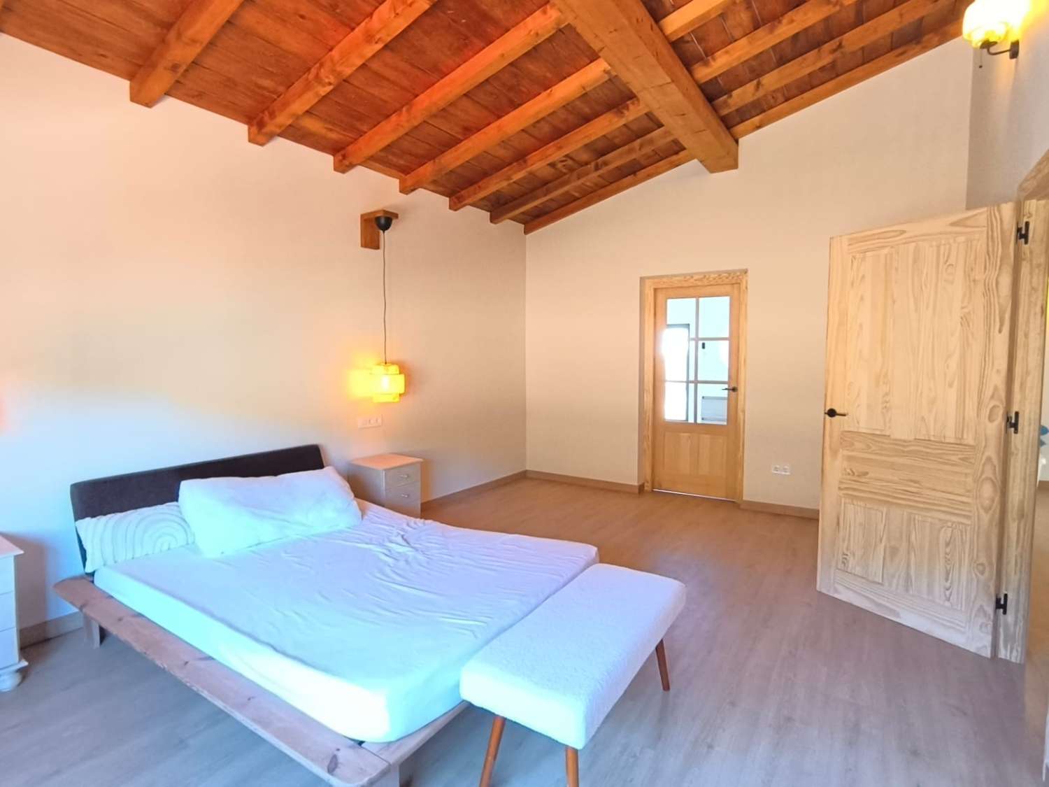 PŘIPRAVENO K NASTĚHOVÁNÍ – Útulná vila plná charakteru s přístavbou pro hosty, bazénem a nádherným výhledem na hory