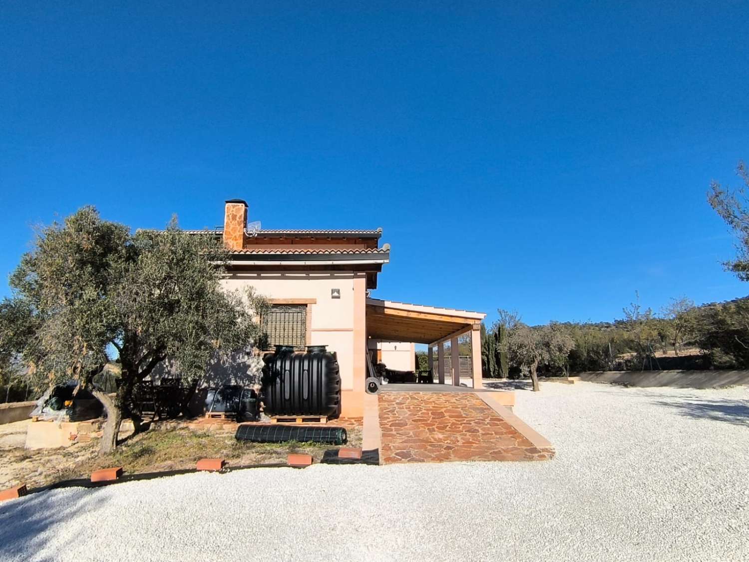 PŘIPRAVENO K NASTĚHOVÁNÍ – Útulná vila plná charakteru s přístavbou pro hosty, bazénem a nádherným výhledem na hory