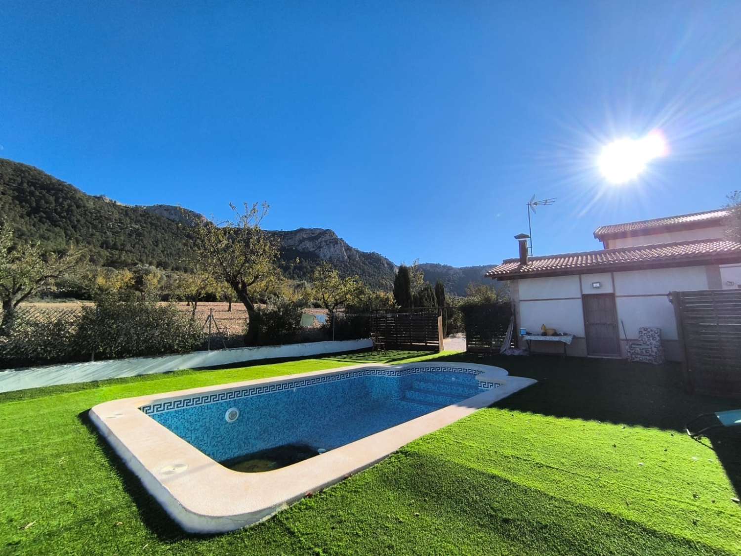 PŘIPRAVENO K NASTĚHOVÁNÍ – Útulná vila plná charakteru s přístavbou pro hosty, bazénem a nádherným výhledem na hory