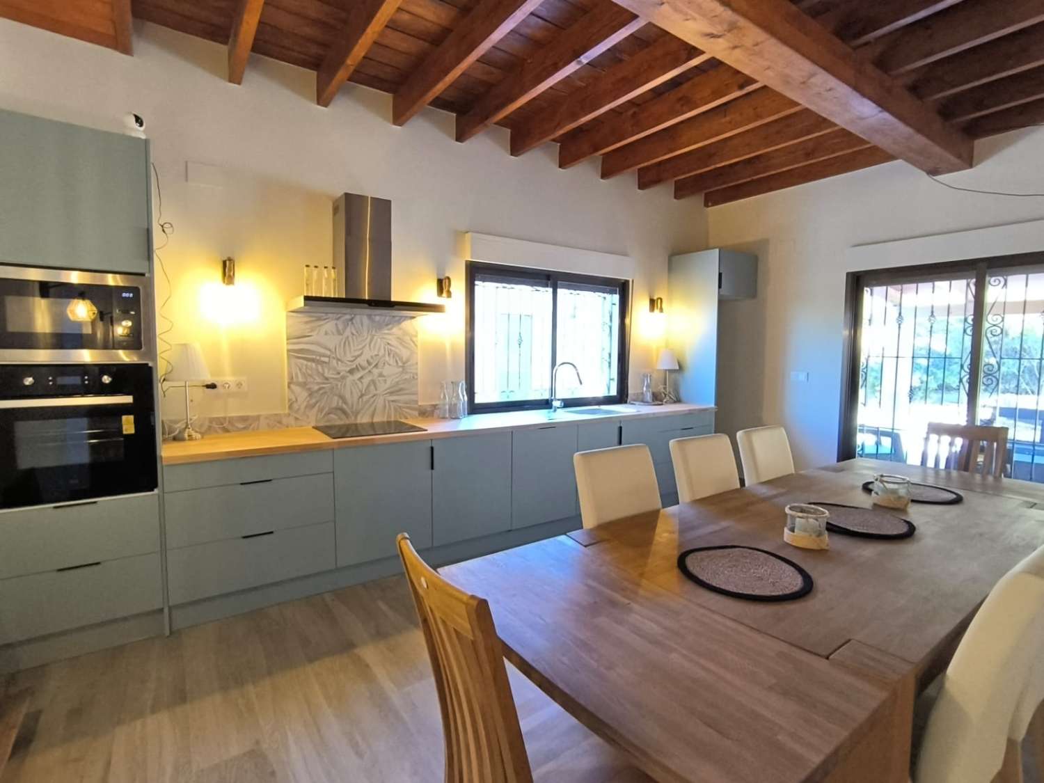 PŘIPRAVENO K NASTĚHOVÁNÍ – Útulná vila plná charakteru s přístavbou pro hosty, bazénem a nádherným výhledem na hory