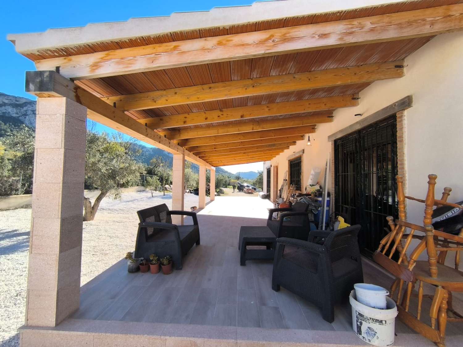 PŘIPRAVENO K NASTĚHOVÁNÍ – Útulná vila plná charakteru s přístavbou pro hosty, bazénem a nádherným výhledem na hory