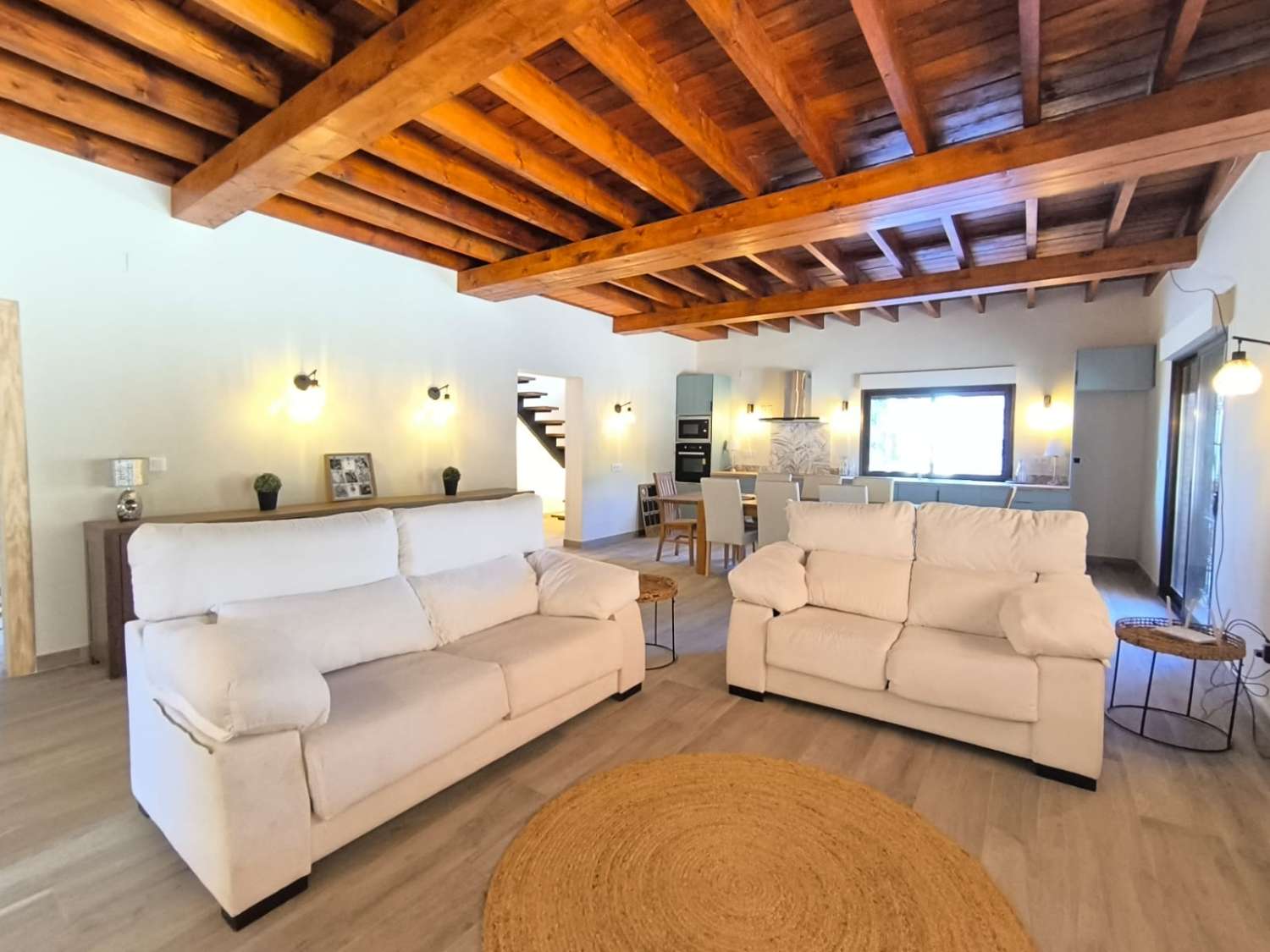 PŘIPRAVENO K NASTĚHOVÁNÍ – Útulná vila plná charakteru s přístavbou pro hosty, bazénem a nádherným výhledem na hory