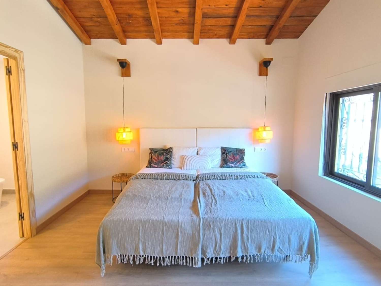 PŘIPRAVENO K NASTĚHOVÁNÍ – Útulná vila plná charakteru s přístavbou pro hosty, bazénem a nádherným výhledem na hory