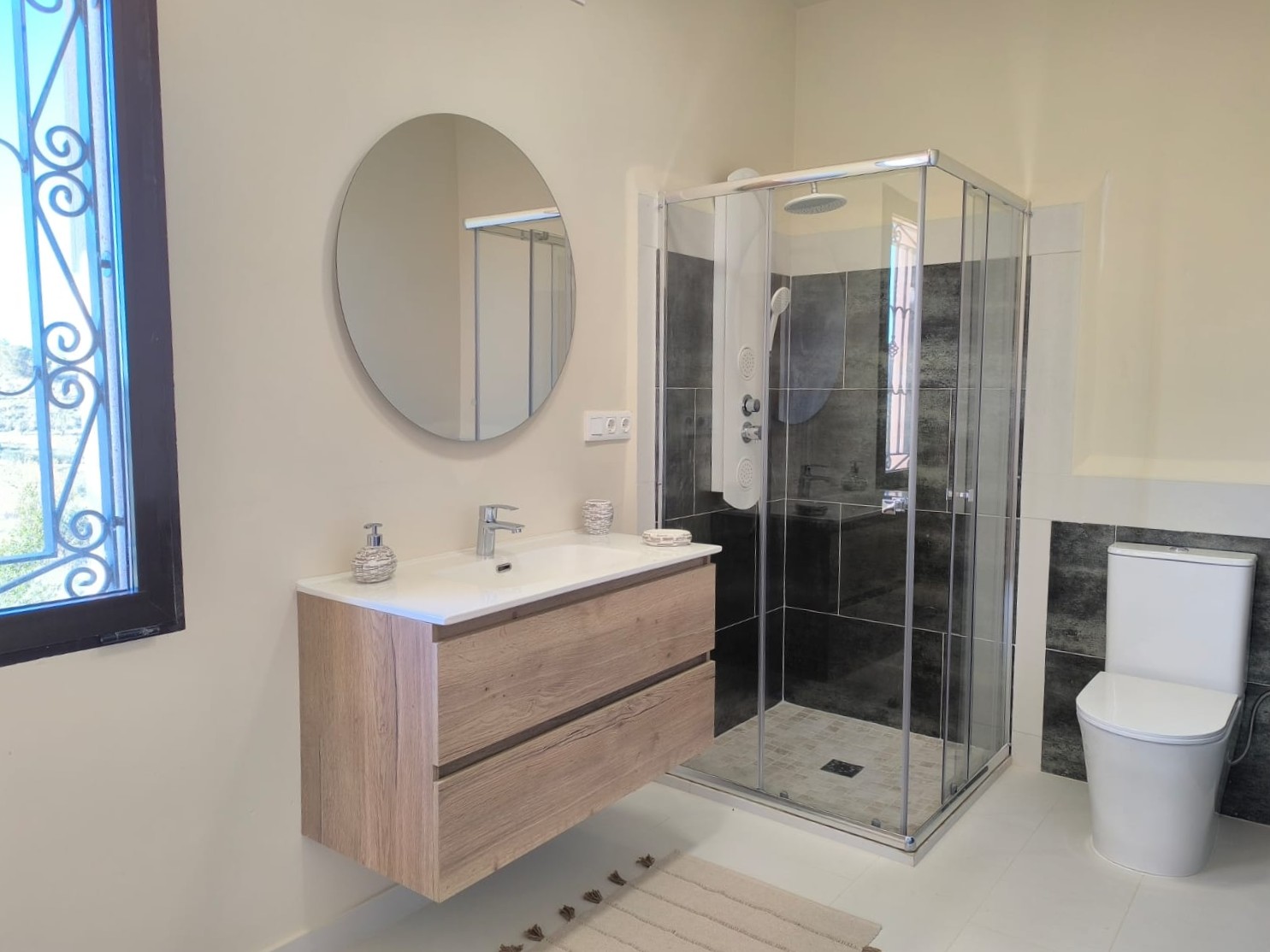 PŘIPRAVENO K NASTĚHOVÁNÍ – Útulná vila plná charakteru s přístavbou pro hosty, bazénem a nádherným výhledem na hory