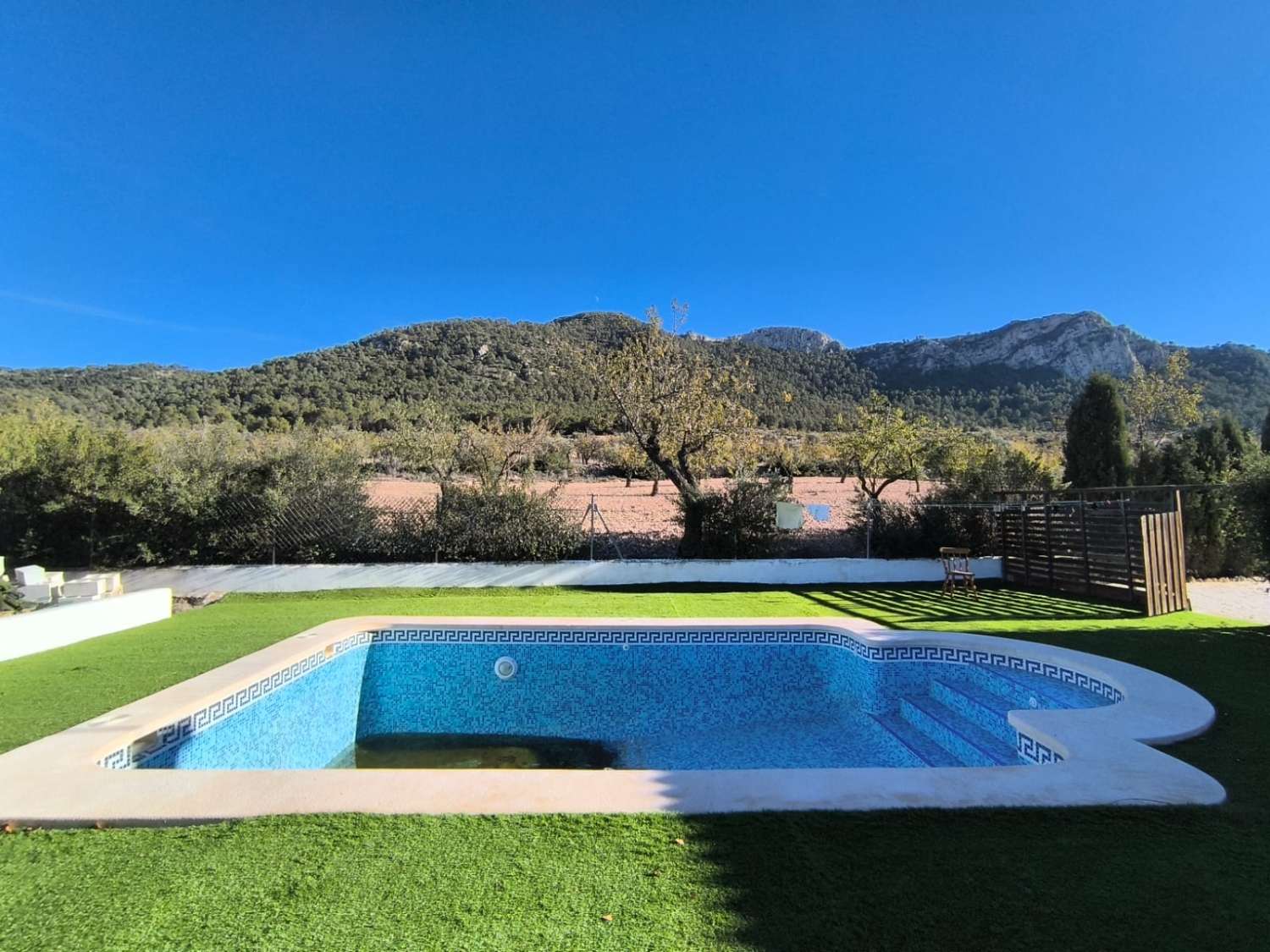 PŘIPRAVENO K NASTĚHOVÁNÍ – Útulná vila plná charakteru s přístavbou pro hosty, bazénem a nádherným výhledem na hory