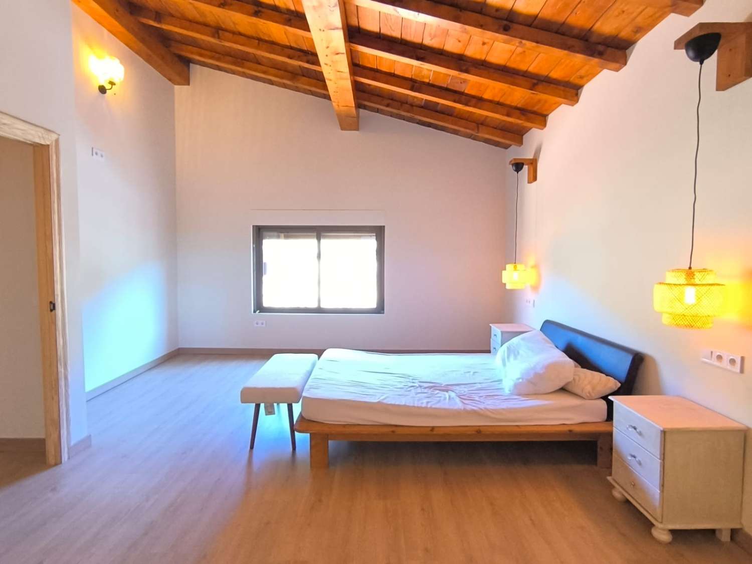 PŘIPRAVENO K NASTĚHOVÁNÍ – Útulná vila plná charakteru s přístavbou pro hosty, bazénem a nádherným výhledem na hory