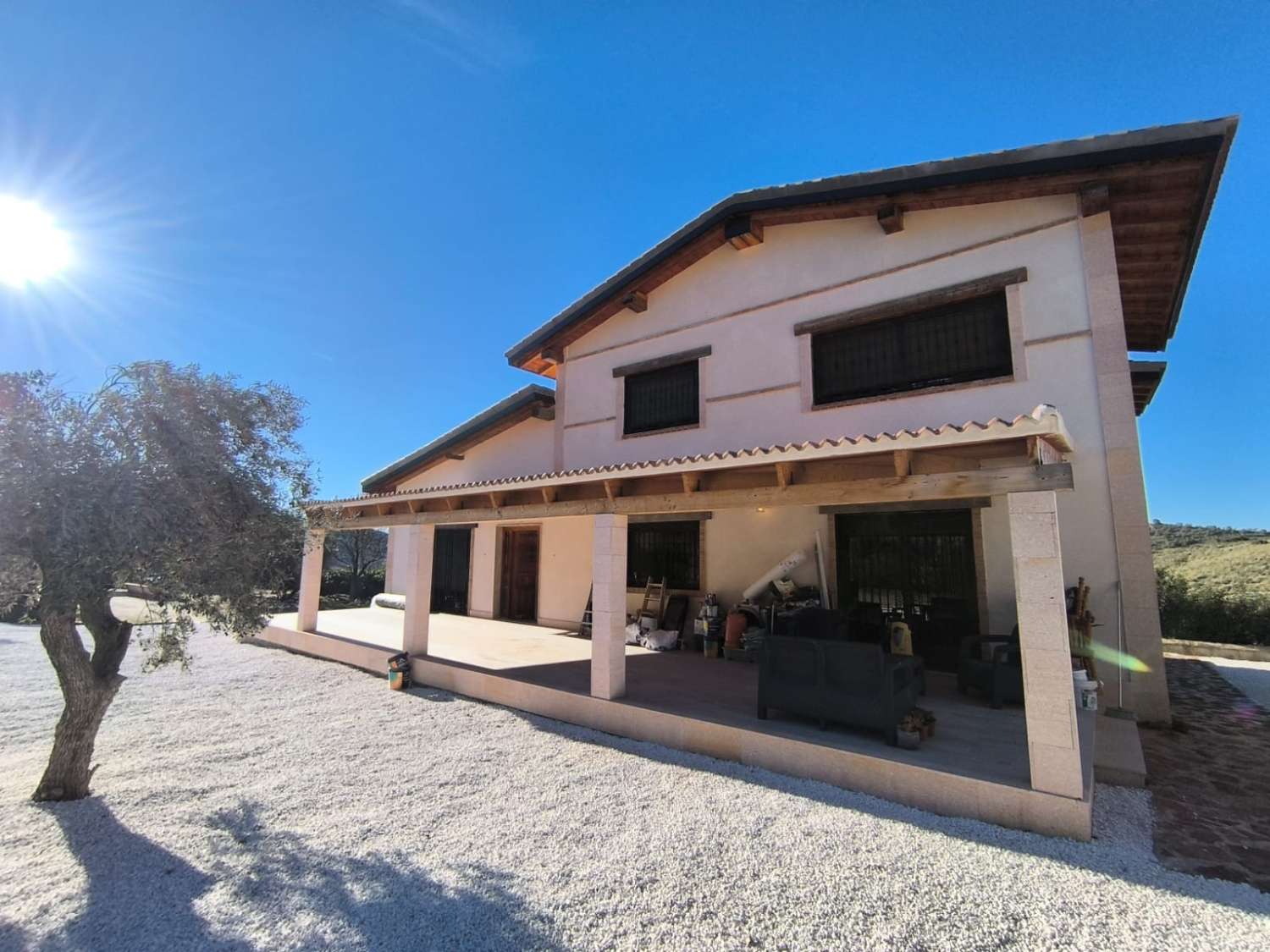 PŘIPRAVENO K NASTĚHOVÁNÍ – Útulná vila plná charakteru s přístavbou pro hosty, bazénem a nádherným výhledem na hory