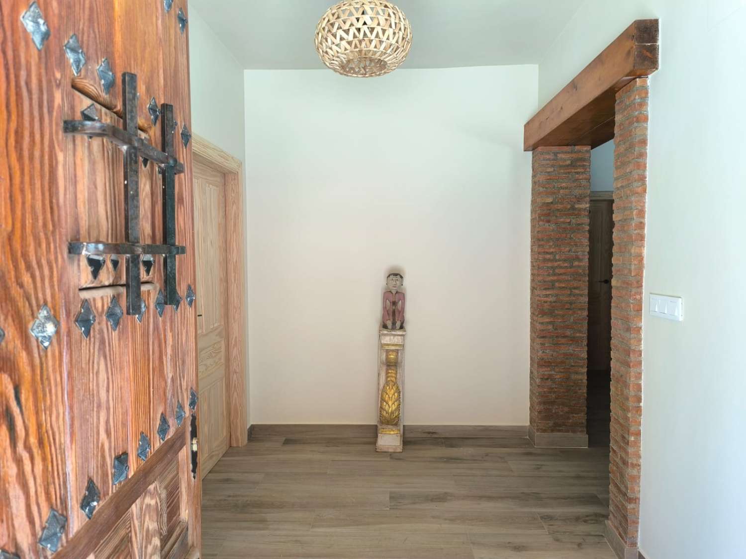 PŘIPRAVENO K NASTĚHOVÁNÍ – Útulná vila plná charakteru s přístavbou pro hosty, bazénem a nádherným výhledem na hory