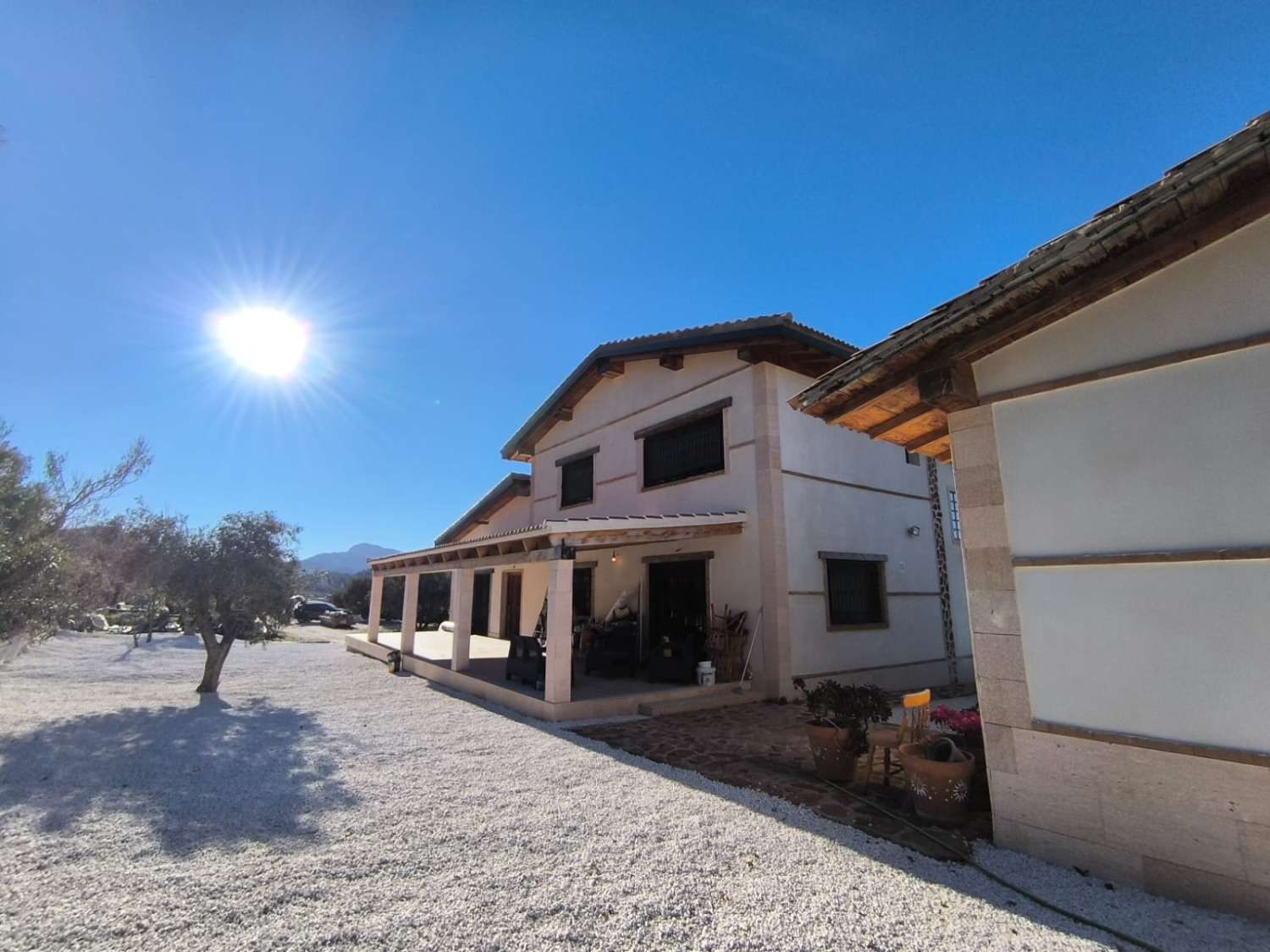 PŘIPRAVENO K NASTĚHOVÁNÍ – Útulná vila plná charakteru s přístavbou pro hosty, bazénem a nádherným výhledem na hory