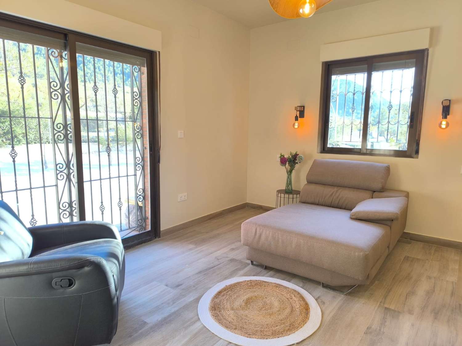 PŘIPRAVENO K NASTĚHOVÁNÍ – Útulná vila plná charakteru s přístavbou pro hosty, bazénem a nádherným výhledem na hory