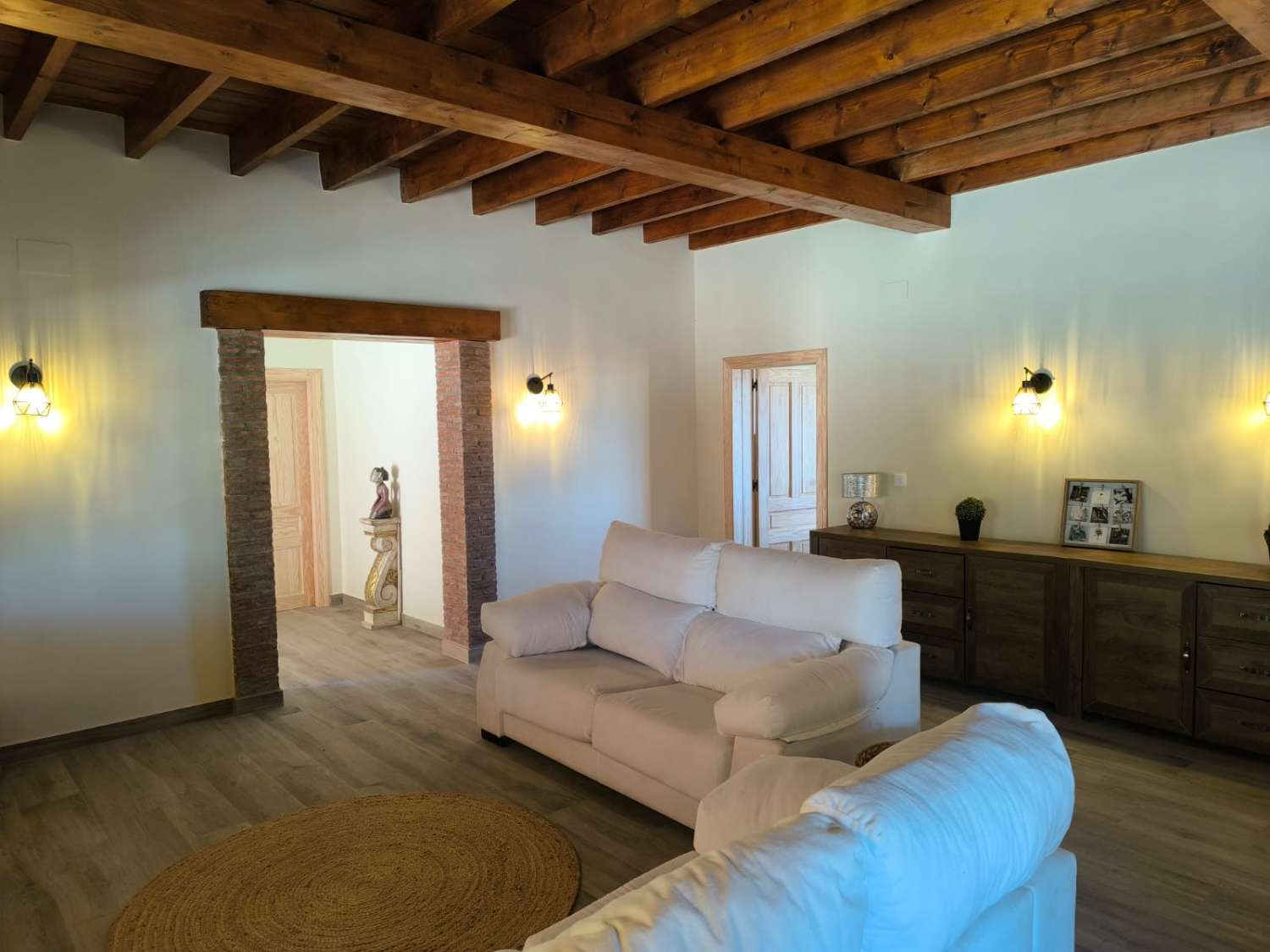 PŘIPRAVENO K NASTĚHOVÁNÍ – Útulná vila plná charakteru s přístavbou pro hosty, bazénem a nádherným výhledem na hory