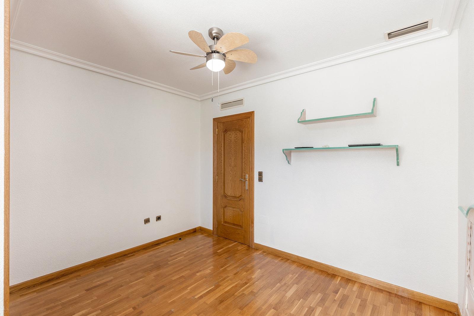 Jedinečná příležitost! Prožijte sen v této luxusní vile v prestižní urbanizaci Torreta Florida v Torrevieji