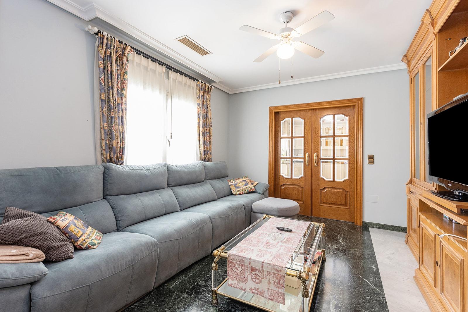 Jedinečná příležitost! Prožijte sen v této luxusní vile v prestižní urbanizaci Torreta Florida v Torrevieji