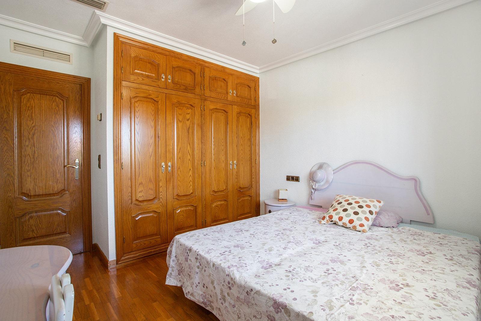 Jedinečná příležitost! Prožijte sen v této luxusní vile v prestižní urbanizaci Torreta Florida v Torrevieji