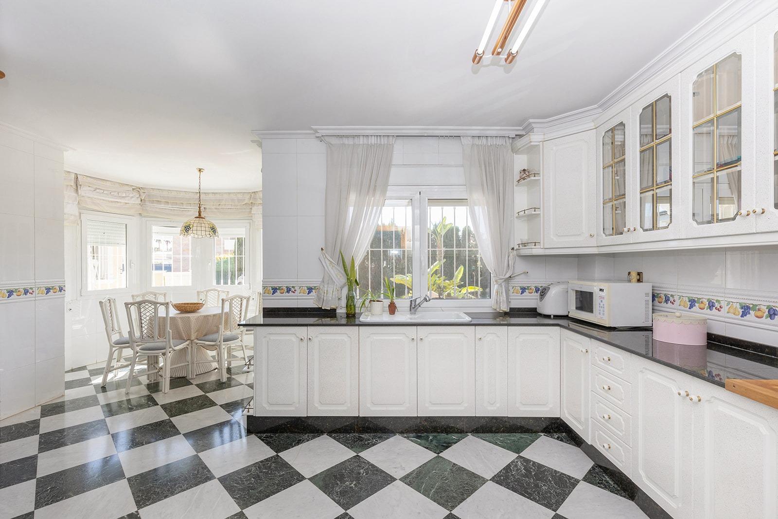 Jedinečná příležitost! Prožijte sen v této luxusní vile v prestižní urbanizaci Torreta Florida v Torrevieji