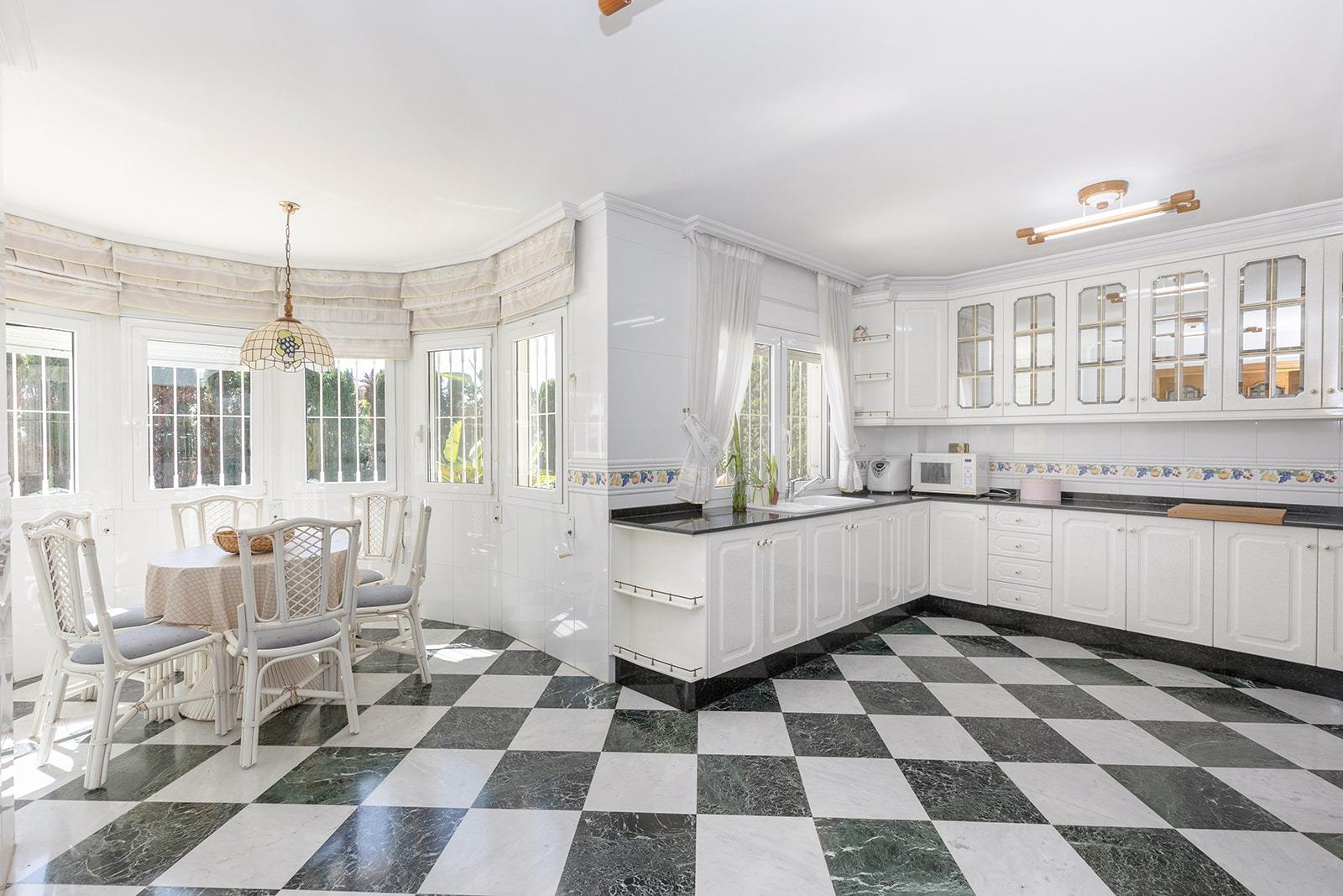 Jedinečná příležitost! Prožijte sen v této luxusní vile v prestižní urbanizaci Torreta Florida v Torrevieji