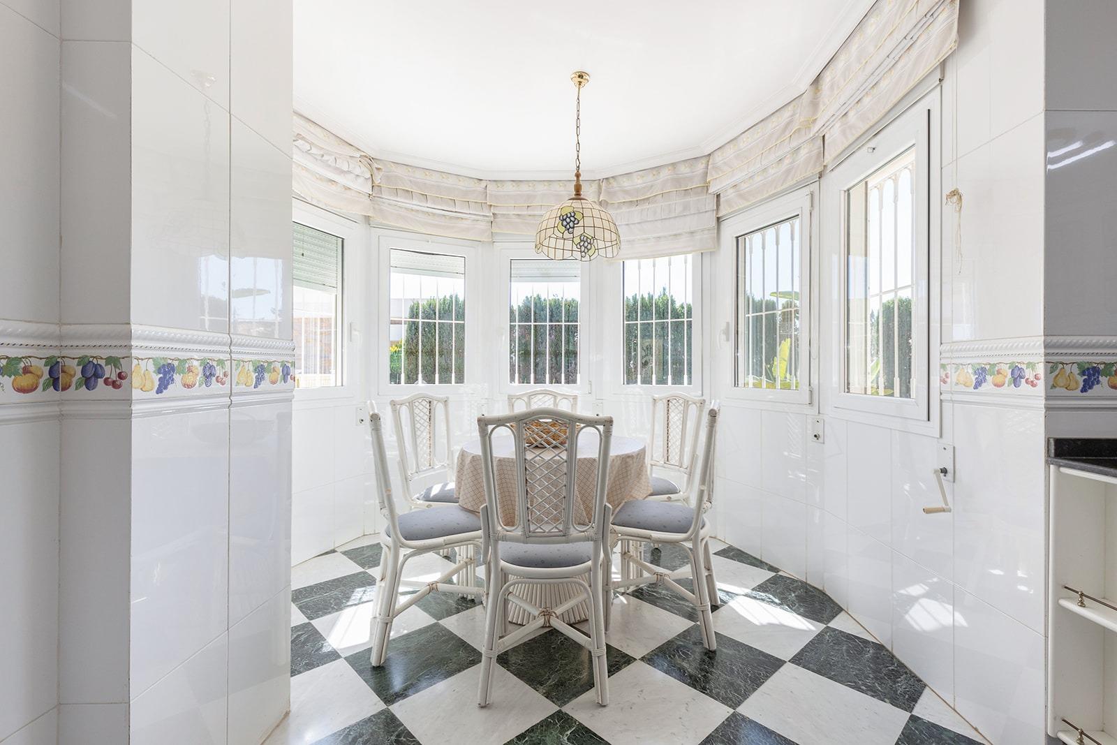 Jedinečná příležitost! Prožijte sen v této luxusní vile v prestižní urbanizaci Torreta Florida v Torrevieji