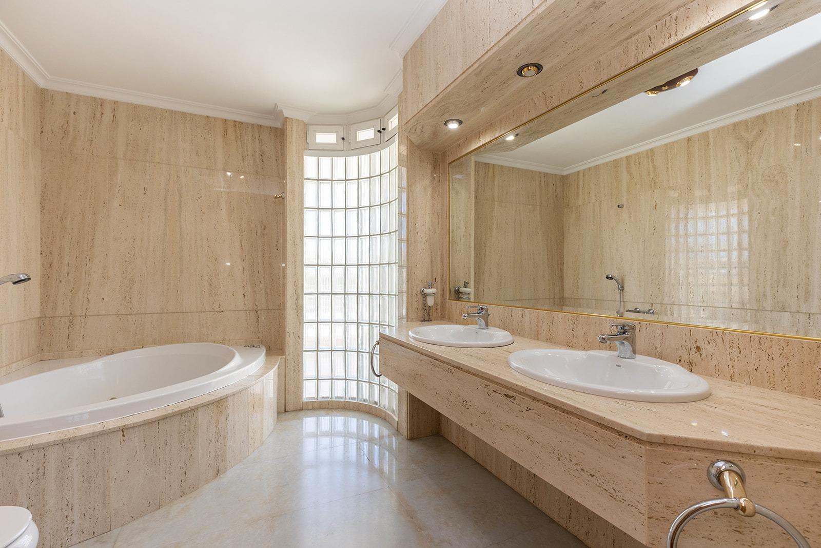 Jedinečná příležitost! Prožijte sen v této luxusní vile v prestižní urbanizaci Torreta Florida v Torrevieji