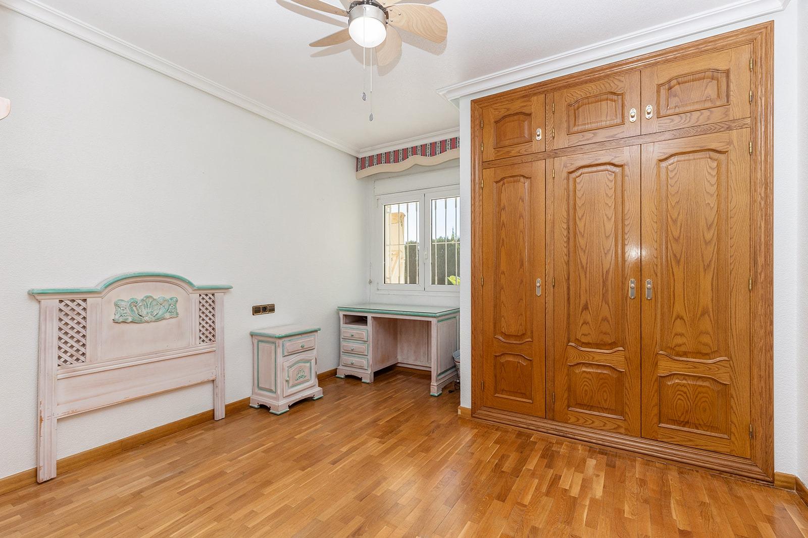 Jedinečná příležitost! Prožijte sen v této luxusní vile v prestižní urbanizaci Torreta Florida v Torrevieji