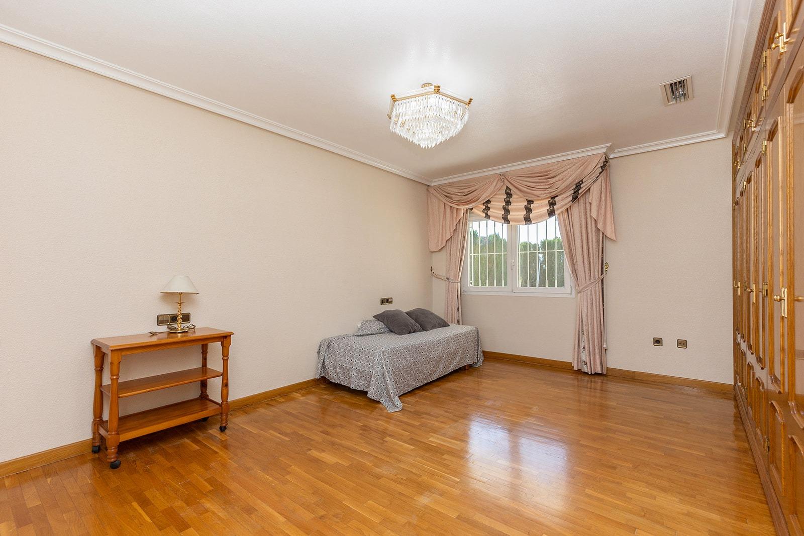 Jedinečná příležitost! Prožijte sen v této luxusní vile v prestižní urbanizaci Torreta Florida v Torrevieji