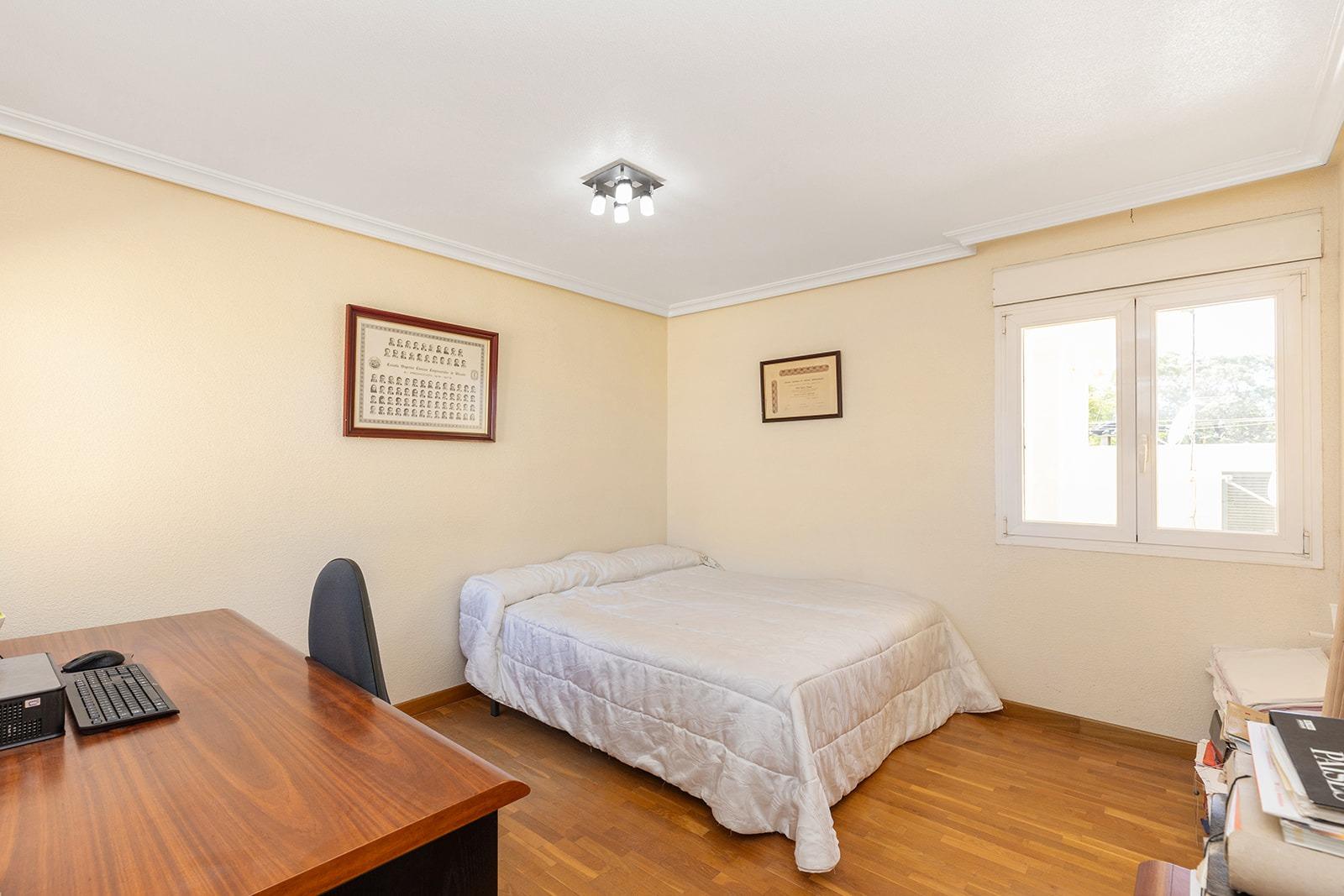 Jedinečná příležitost! Prožijte sen v této luxusní vile v prestižní urbanizaci Torreta Florida v Torrevieji