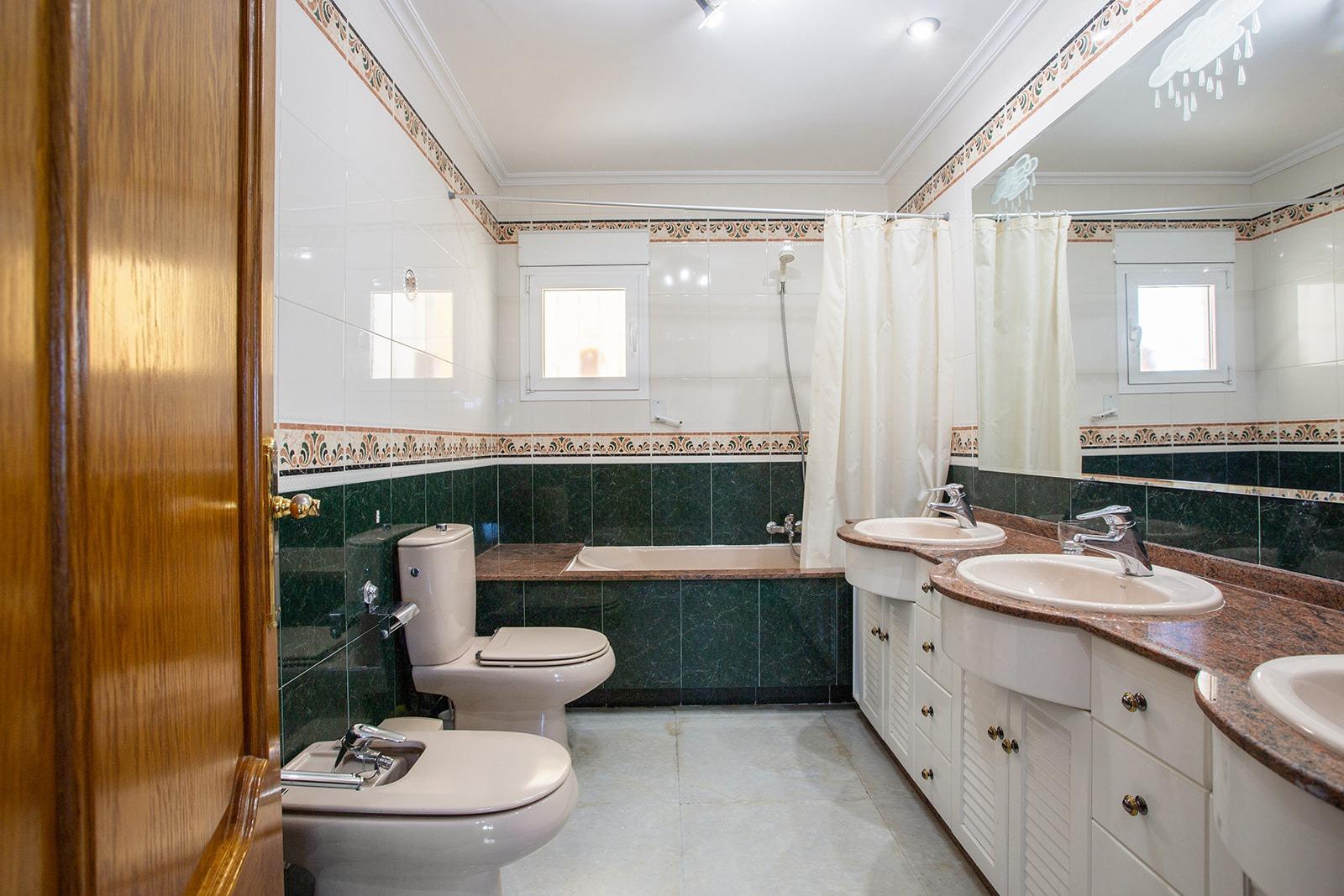 Jedinečná příležitost! Prožijte sen v této luxusní vile v prestižní urbanizaci Torreta Florida v Torrevieji