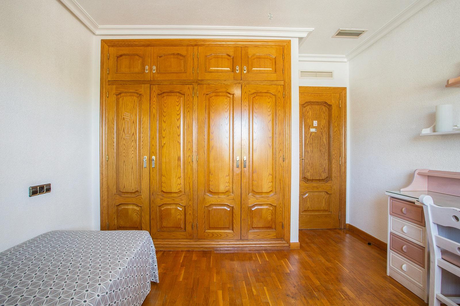 Jedinečná příležitost! Prožijte sen v této luxusní vile v prestižní urbanizaci Torreta Florida v Torrevieji