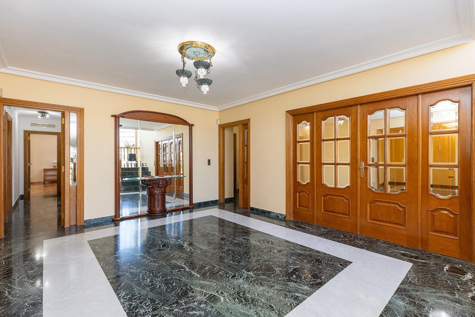 Jedinečná příležitost! Prožijte sen v této luxusní vile v prestižní urbanizaci Torreta Florida v Torrevieji