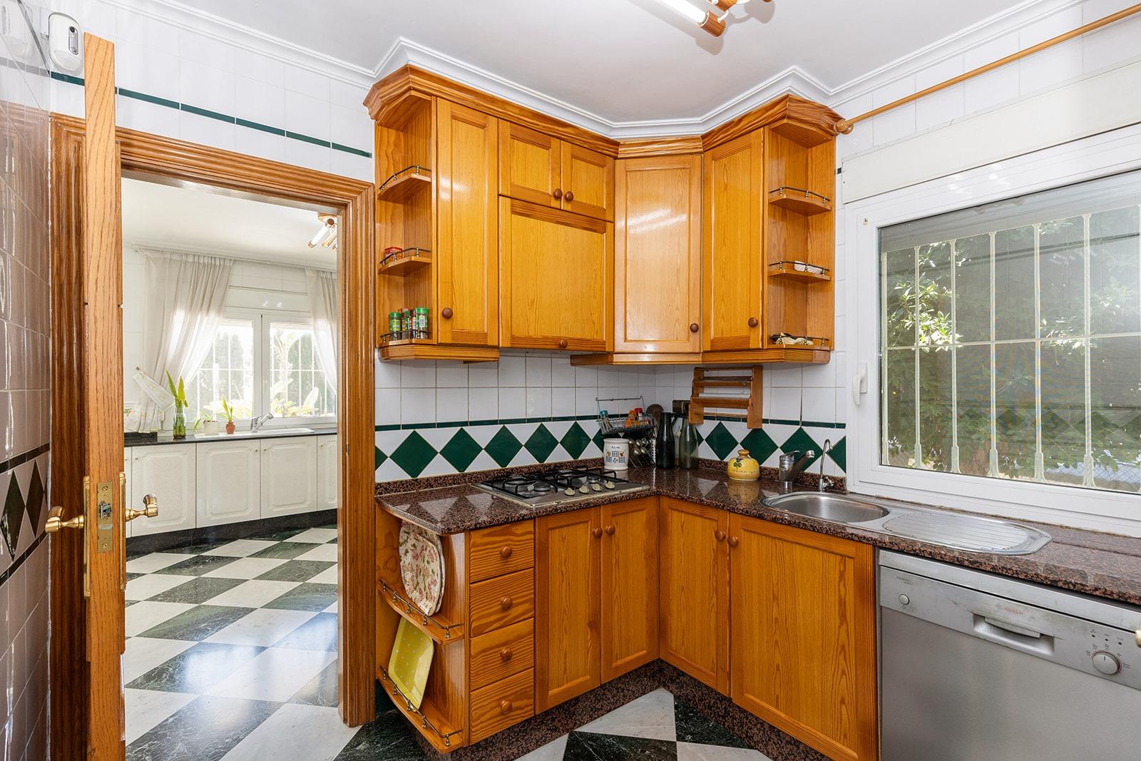 Jedinečná příležitost! Prožijte sen v této luxusní vile v prestižní urbanizaci Torreta Florida v Torrevieji