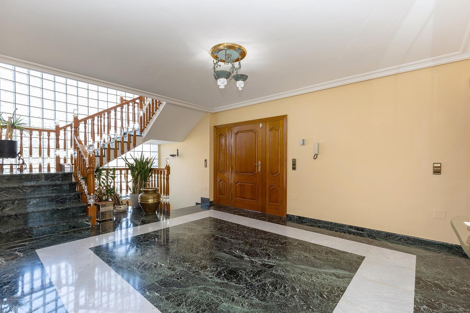 Jedinečná příležitost! Prožijte sen v této luxusní vile v prestižní urbanizaci Torreta Florida v Torrevieji