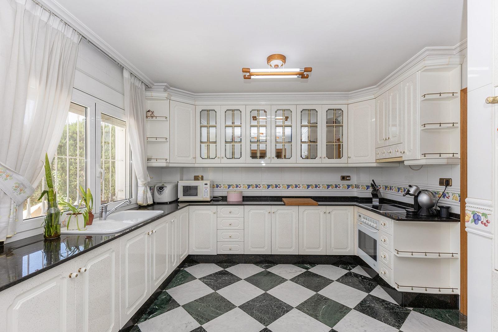 Jedinečná příležitost! Prožijte sen v této luxusní vile v prestižní urbanizaci Torreta Florida v Torrevieji