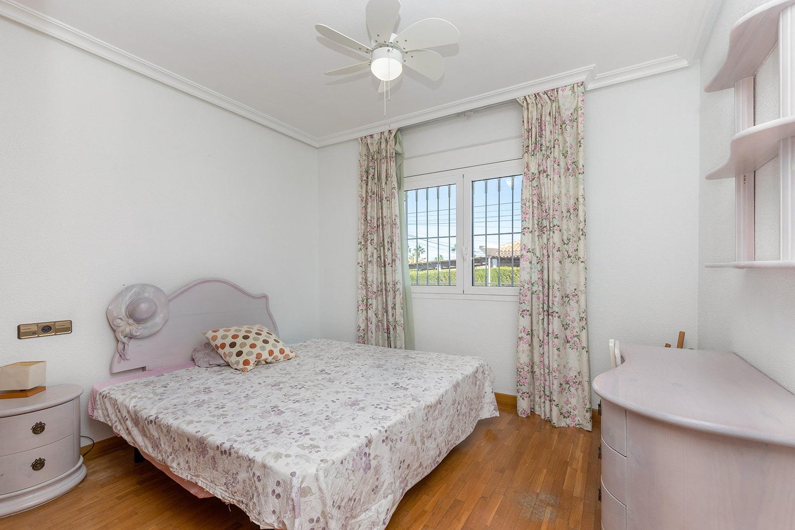 Jedinečná příležitost! Prožijte sen v této luxusní vile v prestižní urbanizaci Torreta Florida v Torrevieji