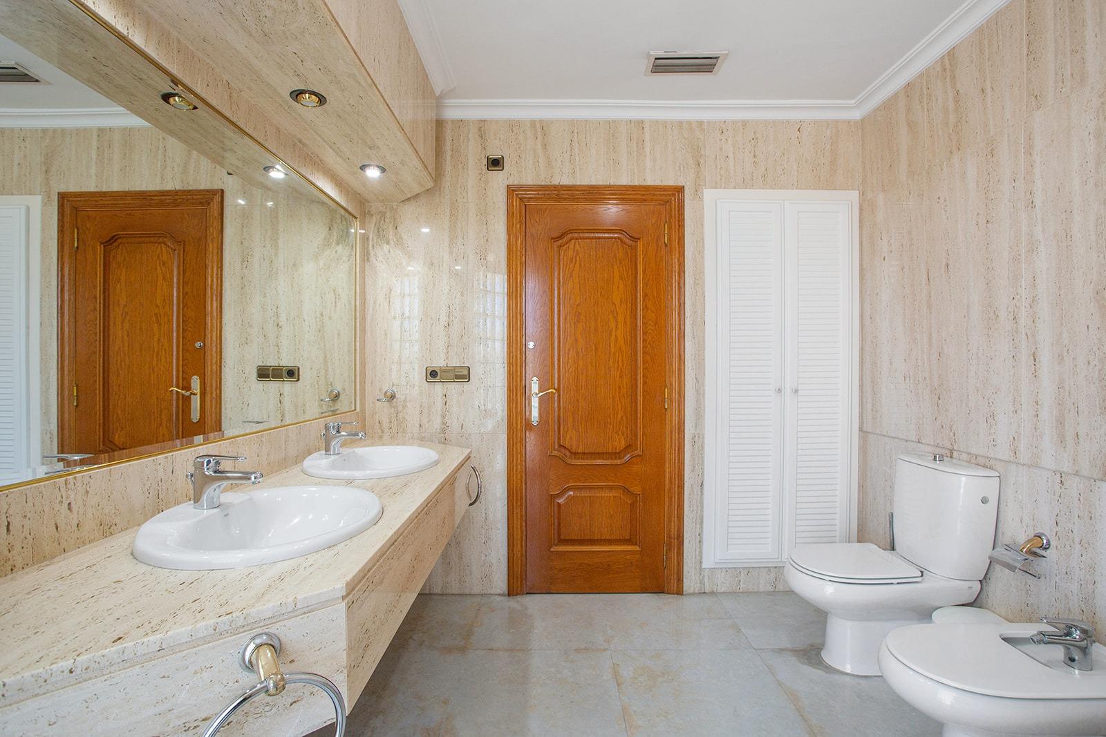 Jedinečná příležitost! Prožijte sen v této luxusní vile v prestižní urbanizaci Torreta Florida v Torrevieji