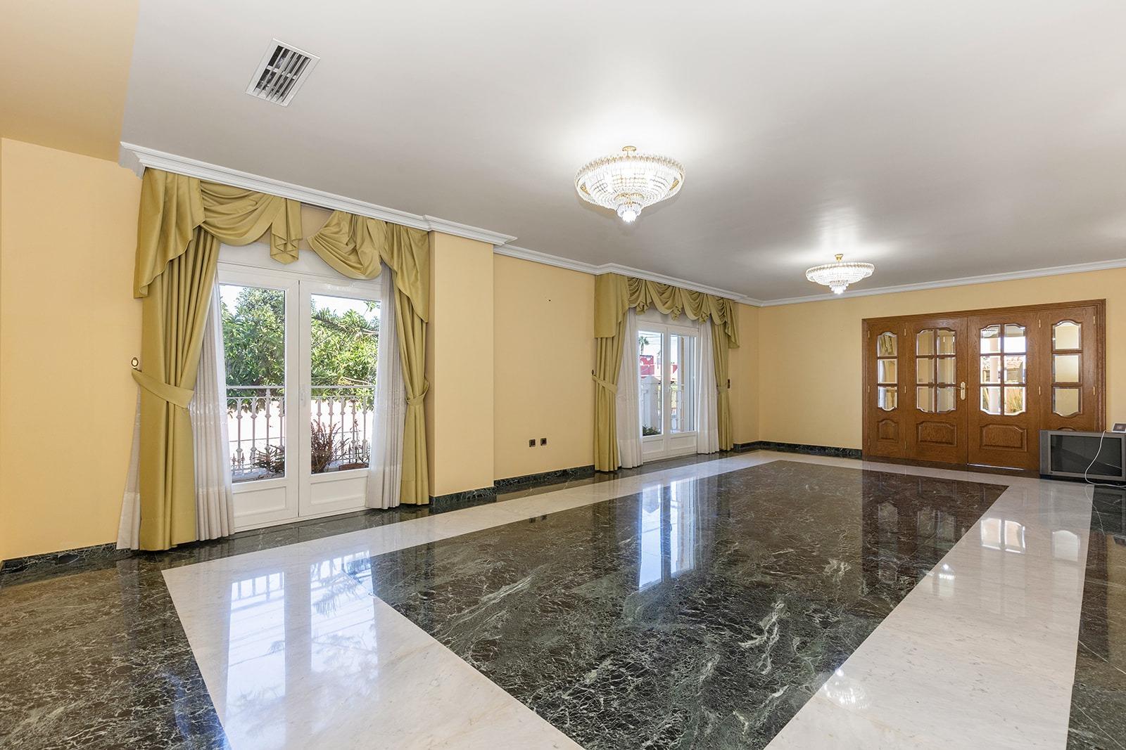 Jedinečná příležitost! Prožijte sen v této luxusní vile v prestižní urbanizaci Torreta Florida v Torrevieji