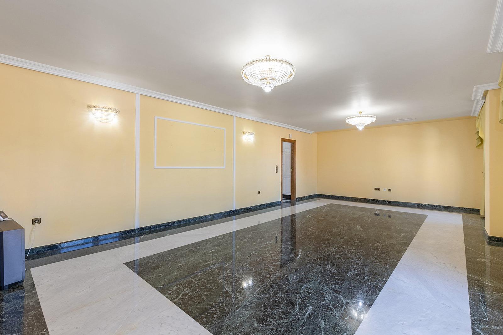 Jedinečná příležitost! Prožijte sen v této luxusní vile v prestižní urbanizaci Torreta Florida v Torrevieji