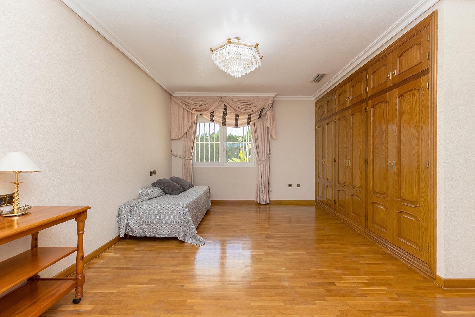 Jedinečná příležitost! Prožijte sen v této luxusní vile v prestižní urbanizaci Torreta Florida v Torrevieji