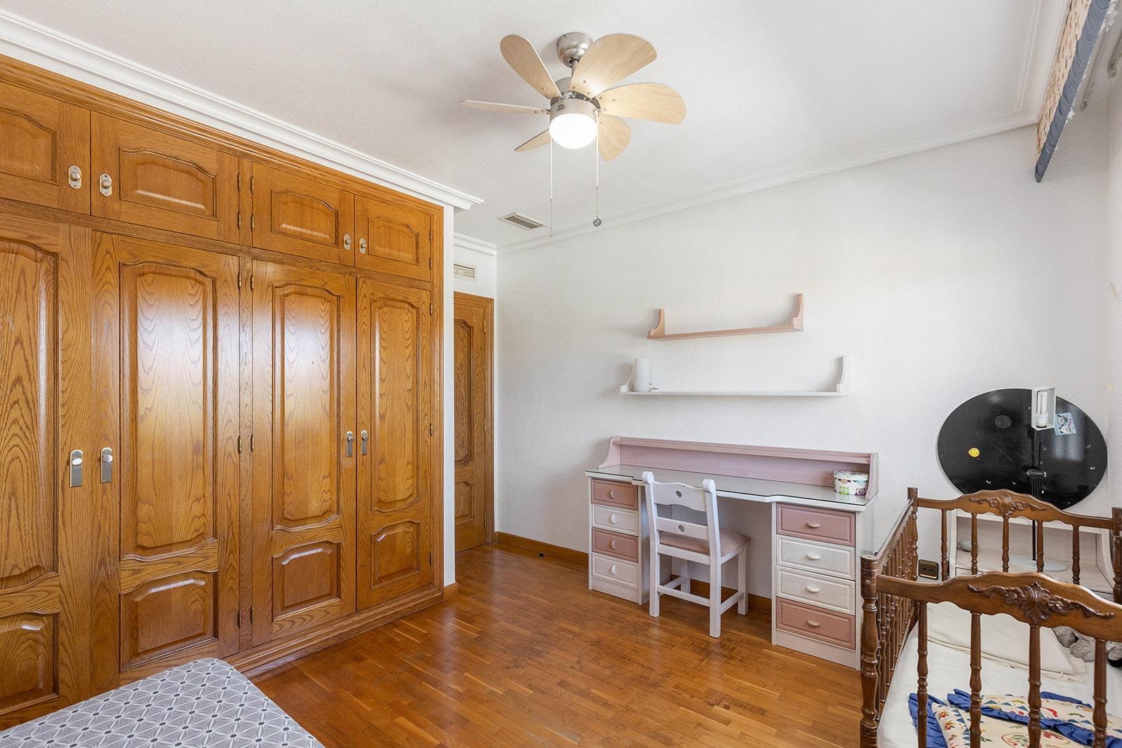 Jedinečná příležitost! Prožijte sen v této luxusní vile v prestižní urbanizaci Torreta Florida v Torrevieji