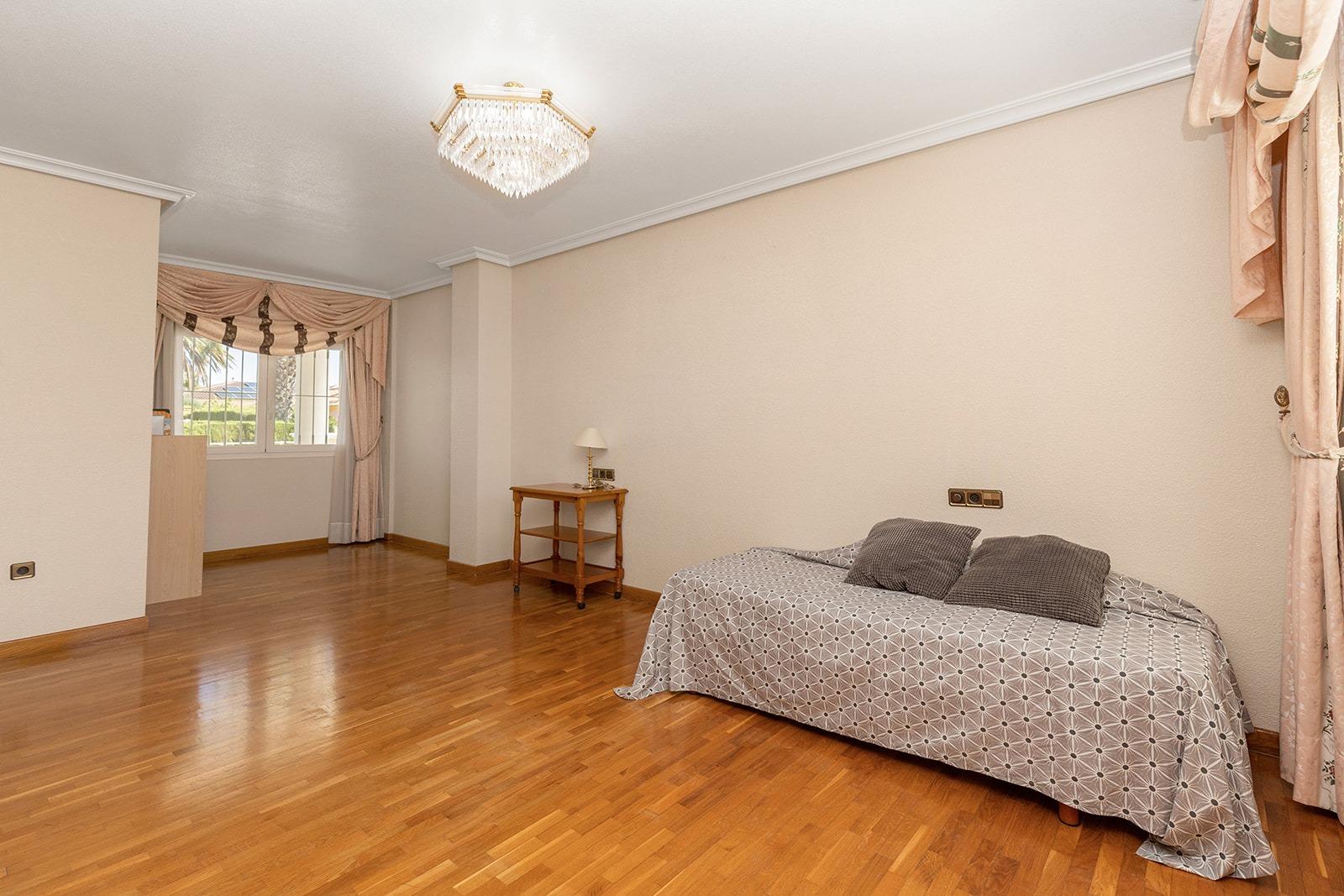 Jedinečná příležitost! Prožijte sen v této luxusní vile v prestižní urbanizaci Torreta Florida v Torrevieji