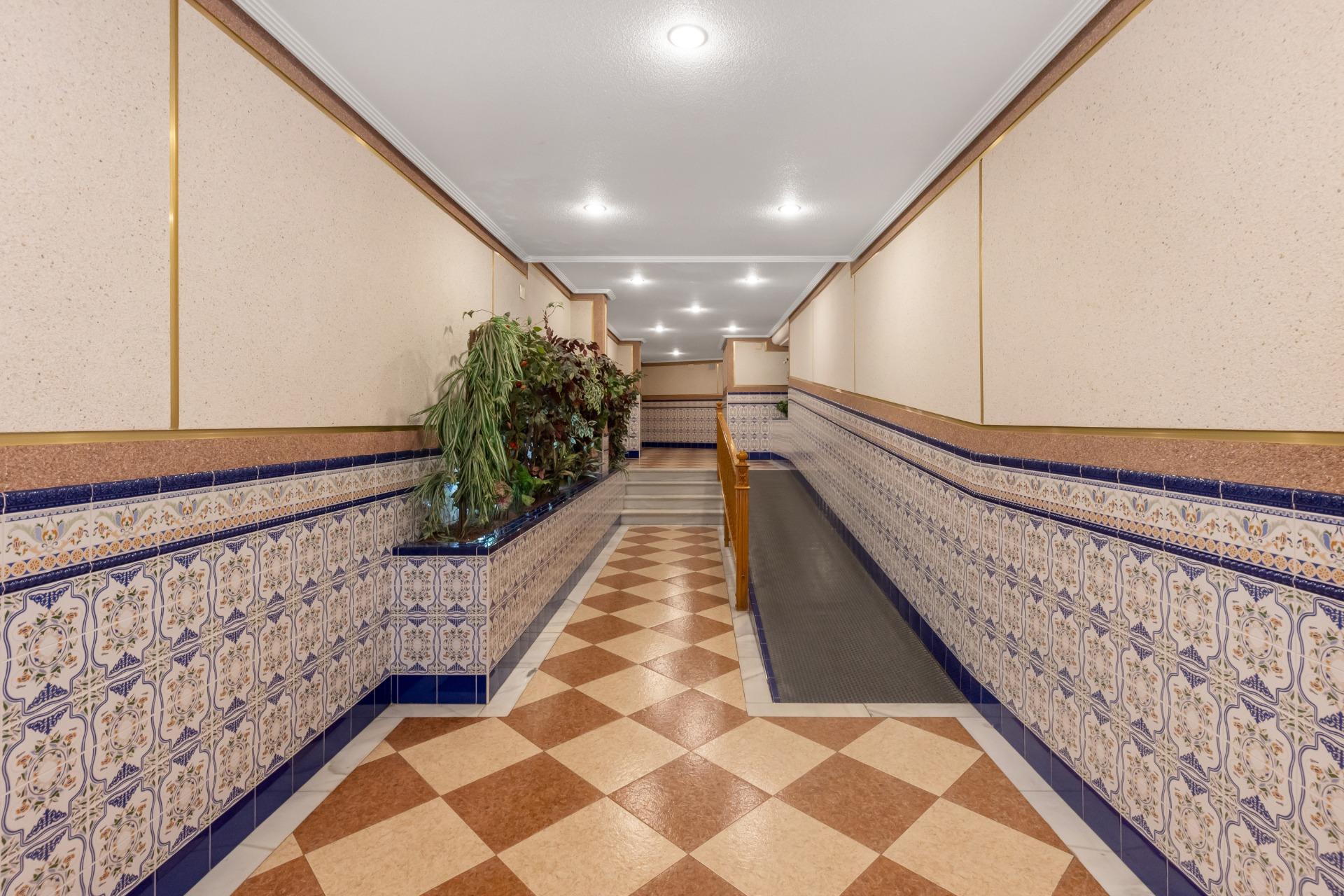 Fantastický byt na prodej v La Mata, pouhých 100 metrů od pláže, kde se každý den probouzíte za zvuku moře a slunečních paprsků.