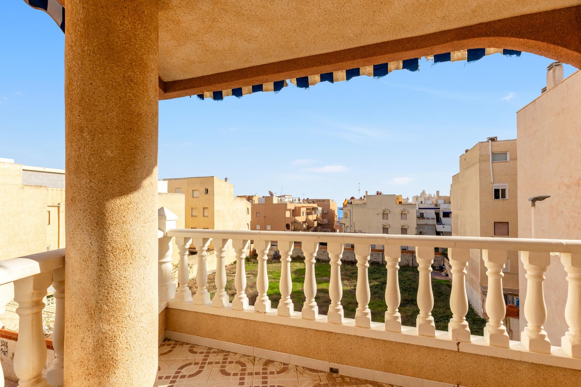 Fantastický byt na prodej v La Mata, pouhých 100 metrů od pláže, kde se každý den probouzíte za zvuku moře a slunečních paprsků.