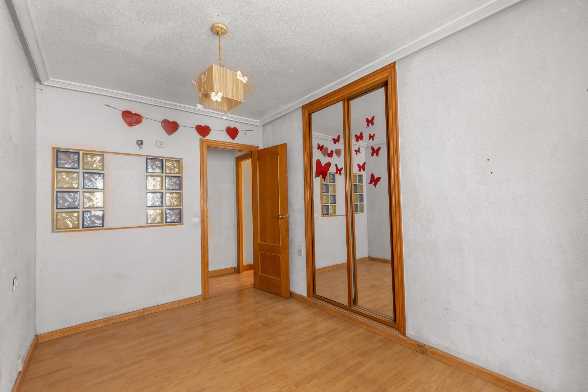 Byt orientovaný na jih, pouhých 500 metrů od Playa del Cura, Torrevieja.