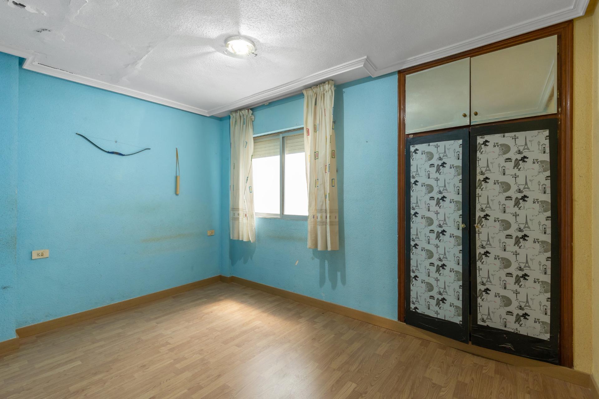 Byt orientovaný na jih, pouhých 500 metrů od Playa del Cura, Torrevieja.